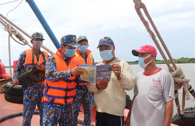 Cảnh sát biển "sát cánh" cùng ngư dân Khánh Hòa vươn khơi