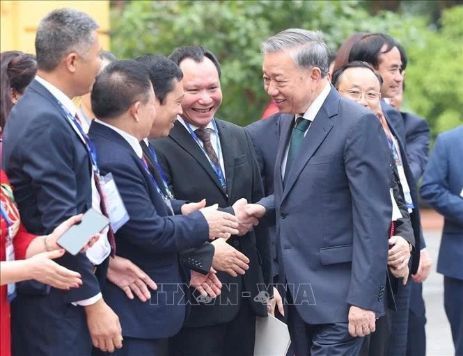Tổng Bí thư, Chủ tịch nước Tô Lâm trò chuyện với đại diện các doanh nghiệp hồi tháng 11/2024 