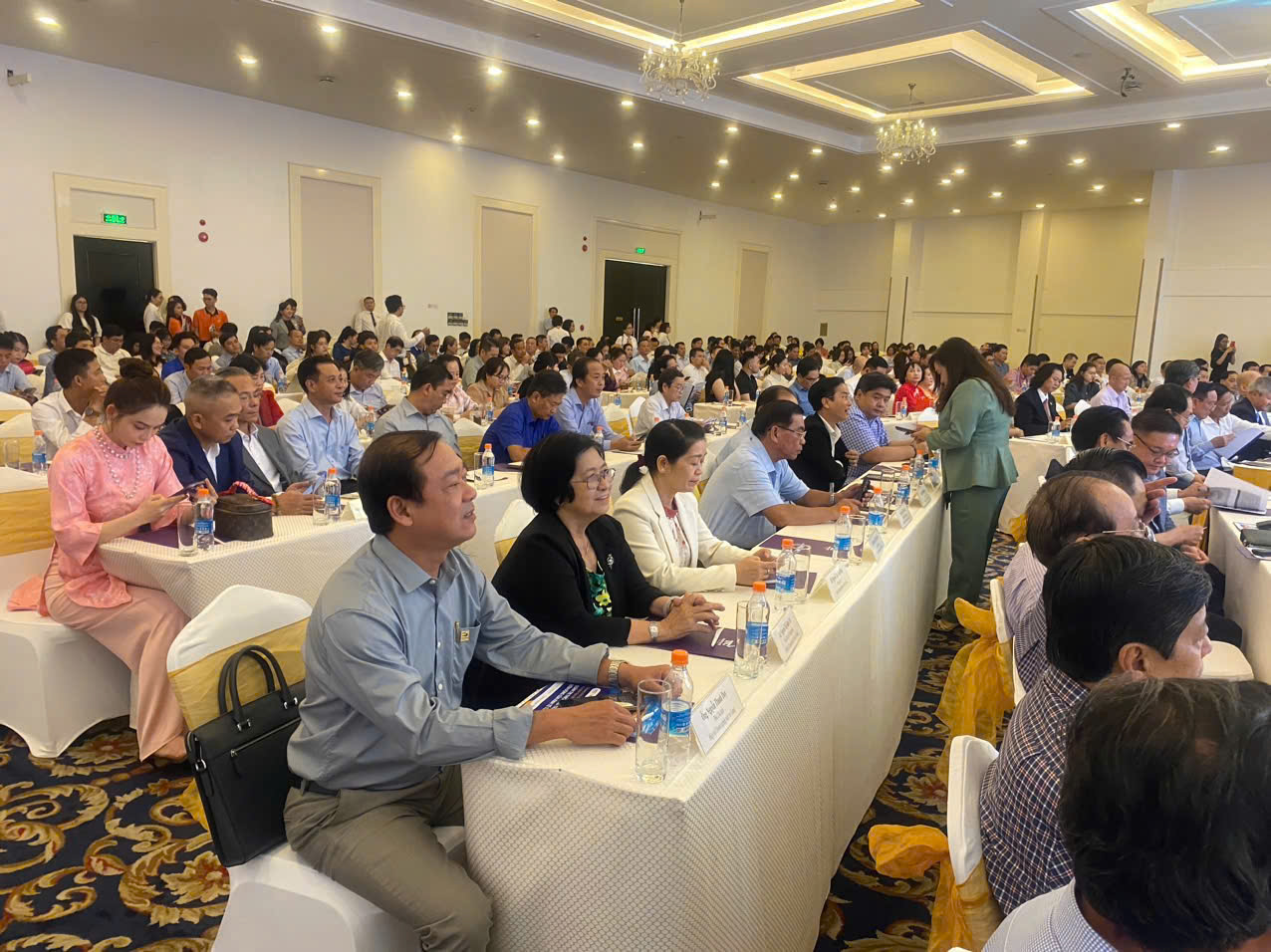 Sự kiện diễn ra trong không khí trang nghiêm và đông đảo người tham dự