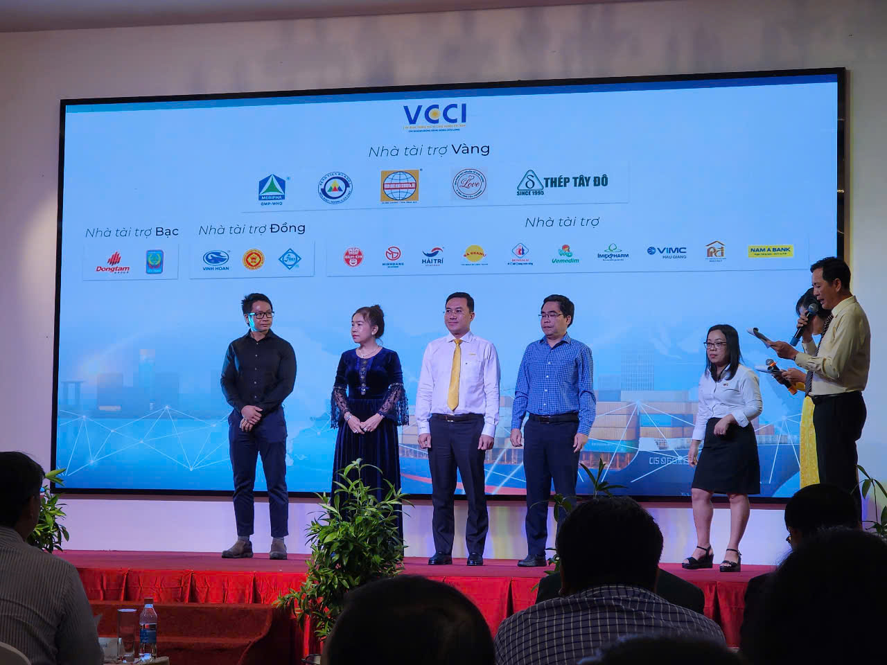 Đại diện nhà tài trợ được vinh danh tại Hội Nghị Doanh Nghiệp Hội Viên Thường Niên Năm 2025