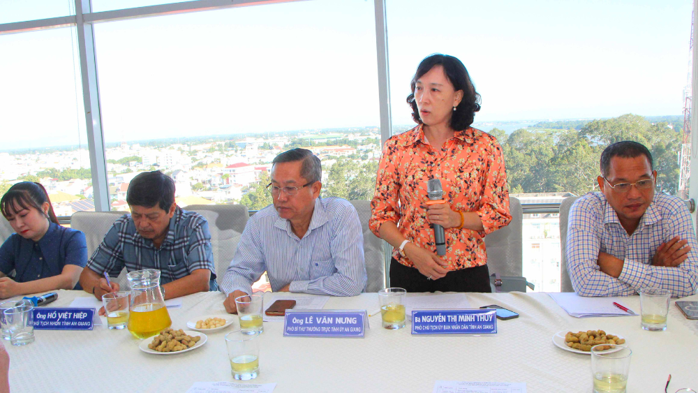 Phó Chủ tịch UBND tỉnh An Giang Nguyễn Thị Minh Thúy ghi nhận ý kiến doanh nghiệp tại buổi cà phê doanh nghiệp An Giang