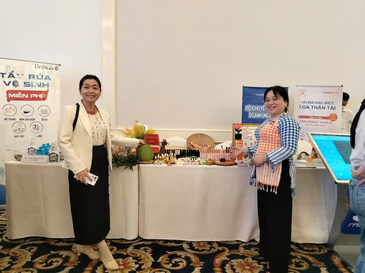 Bà Nguyễn Thị Cẩm Minh tham quan gian hàng trưng bày tại hội nghị