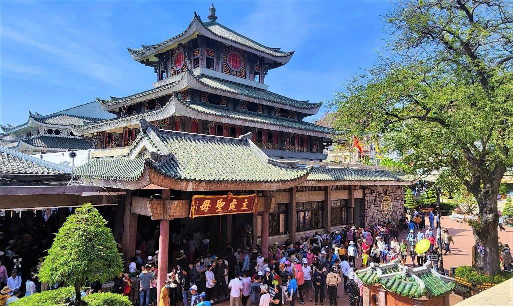 Miếu Bà Chúa Xứ núi Sam (Châu Đốc, An Giang) thu hút hàng triệu du khách mỗi năm