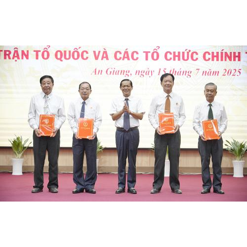 Công bố quyết định tổ chức, cán bộ Mặt trận Tổ quốc và các tổ chức chính trị - xã hội tỉnh An Giang