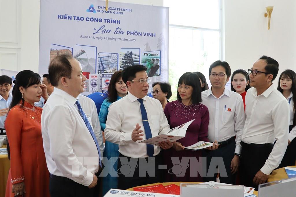 Các đại biểu tham quan không gian giới thiệu, quảng bá sản phẩm đặc trưng của tỉnh. Ảnh: Lê Huy Hải - TTXVN