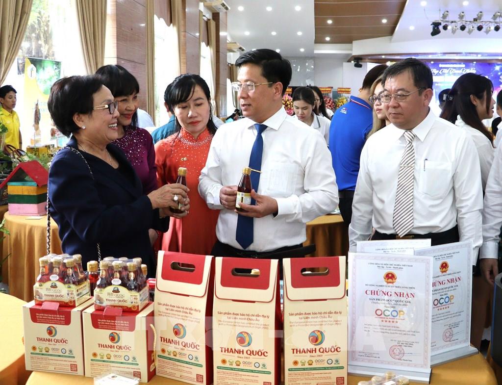 Các đại biểu tham quan không gian giới thiệu, quảng bá sản phẩm đặc trưng của tỉnh. Ảnh: Lê Huy Hải - TTXVN