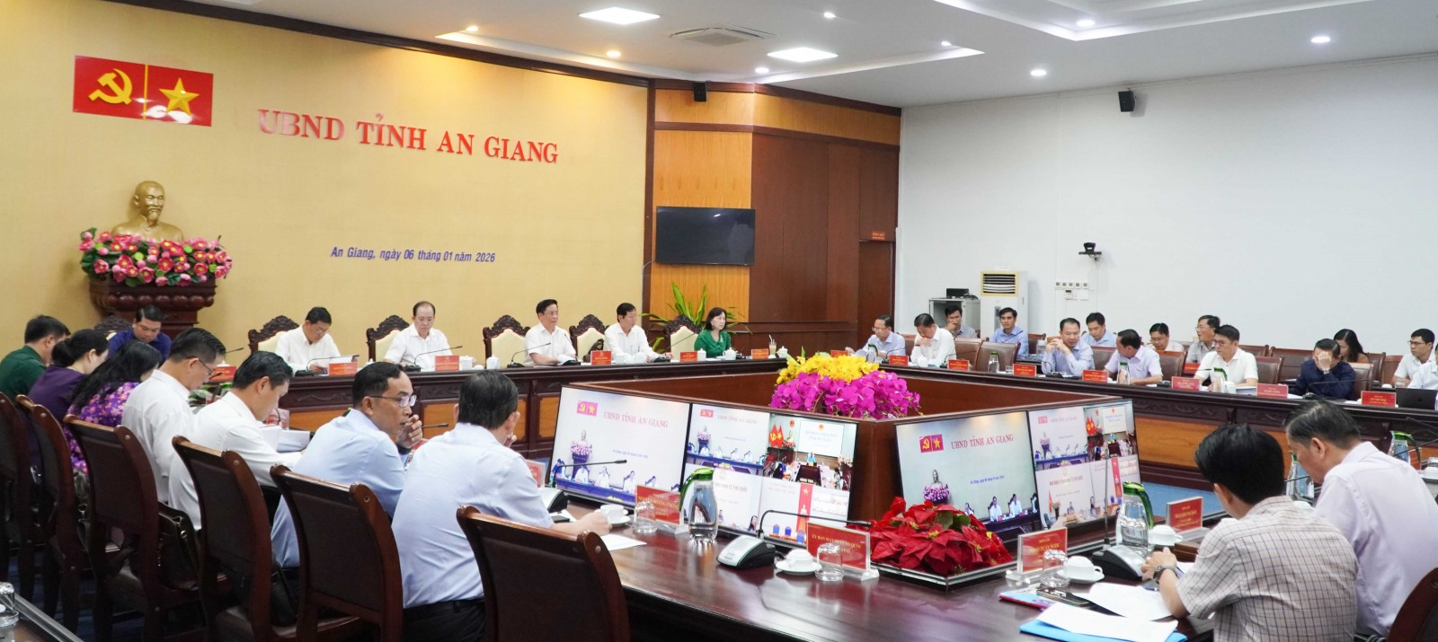 Quang cảnh cuộc họp.