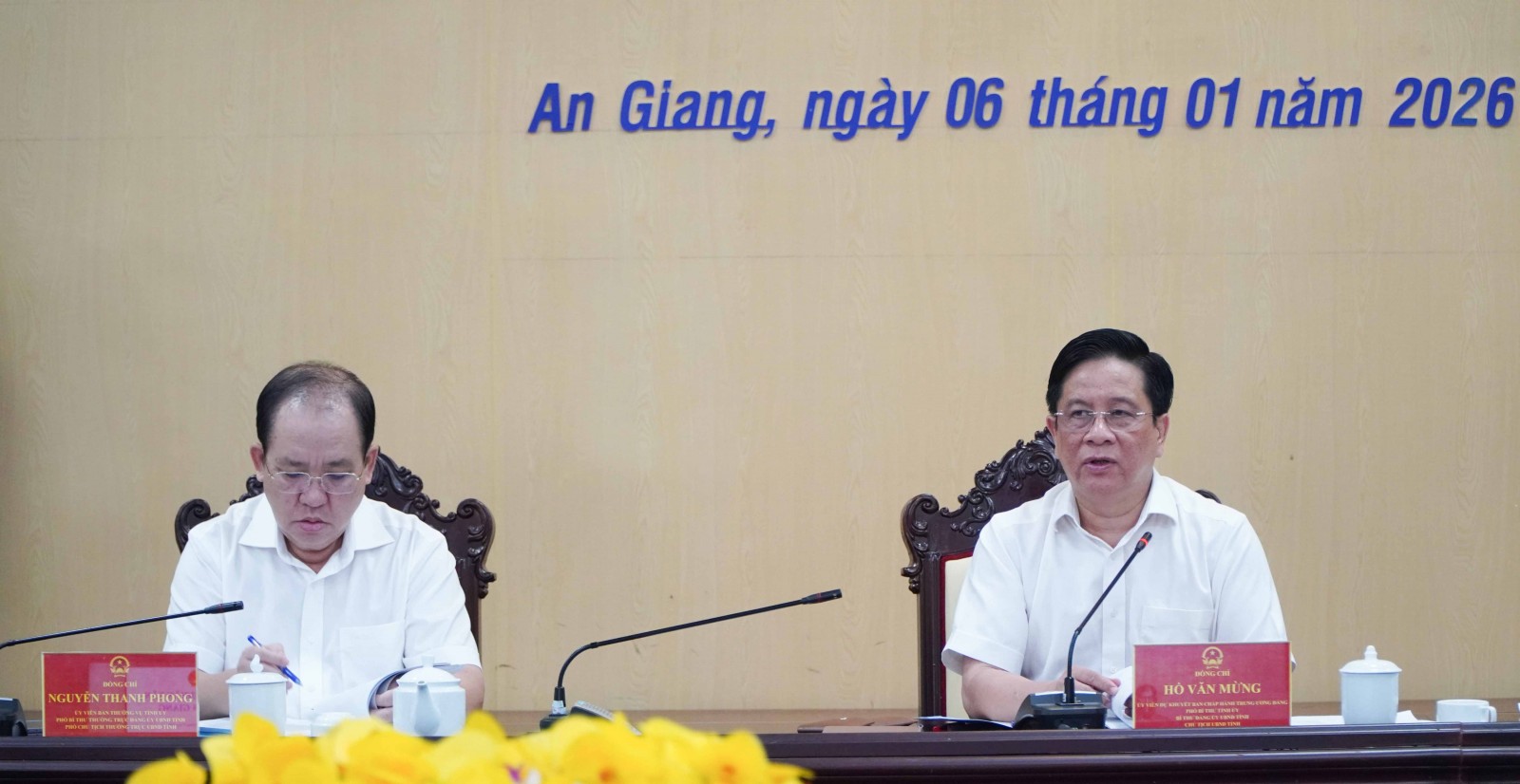 Chủ tịch UBND tỉnh An Giang Hồ Văn Mừng phát biểu tại cuộc họp.