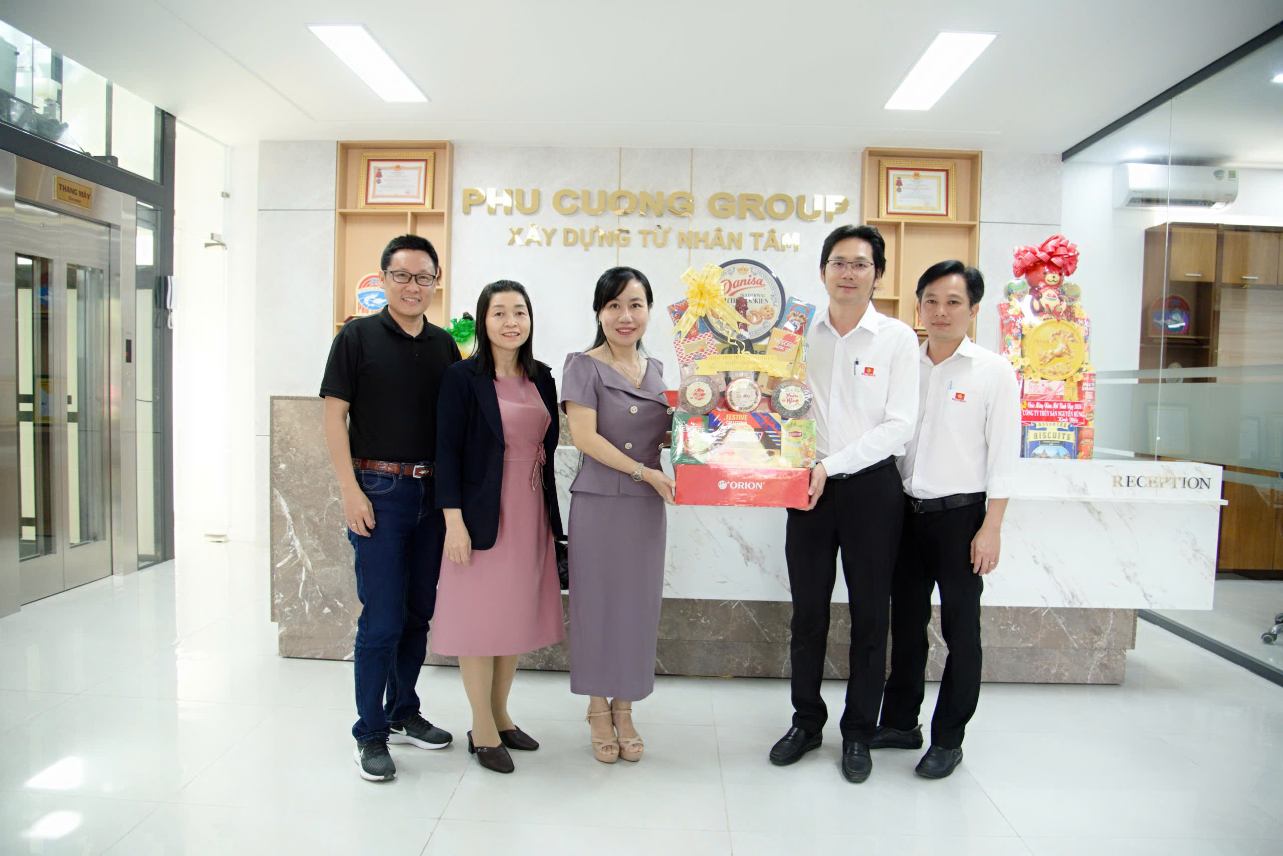 Bà Phạm Thị Như Phượng, Chủ tịch Hiệp hội Doanh nghiệp Kiên Giang, Tổng Giám đốc CIC Group chúc tết Công ty Cổ phần Thủy sản Tắc Cậu.